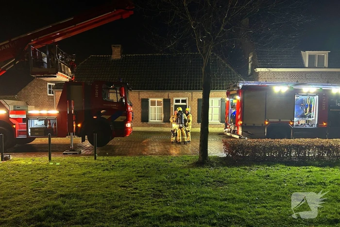 Brandweer veegt schoorsteen na brand