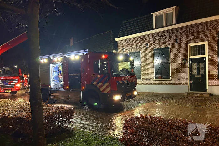 Brandweer veegt schoorsteen na brand