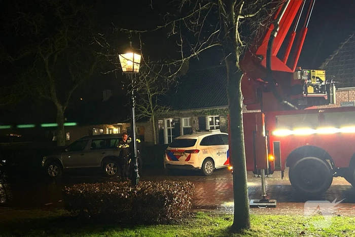Brandweer veegt schoorsteen na brand