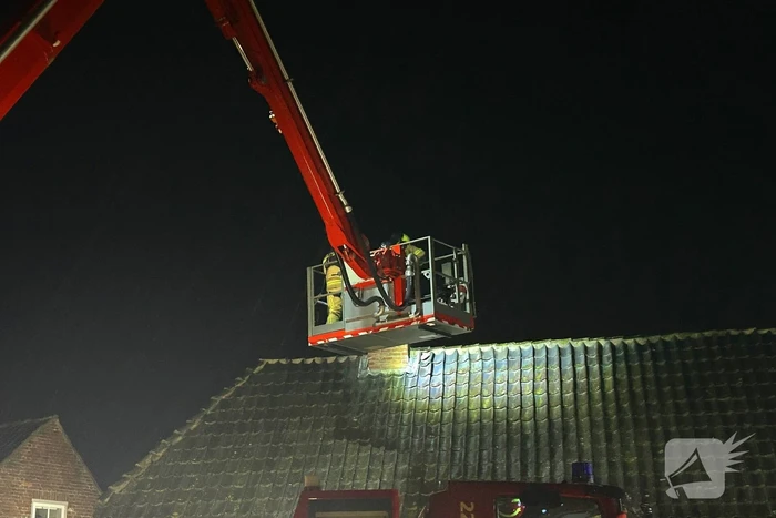 Brandweer veegt schoorsteen na brand