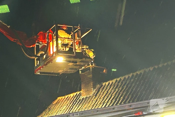 Brandweer veegt schoorsteen na brand