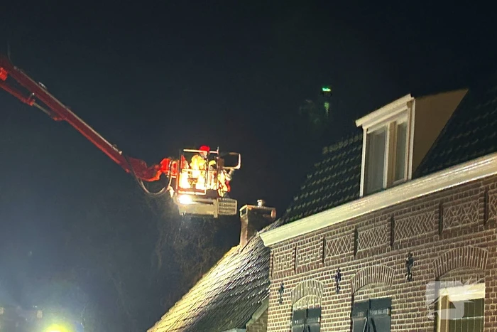 Brandweer veegt schoorsteen na brand