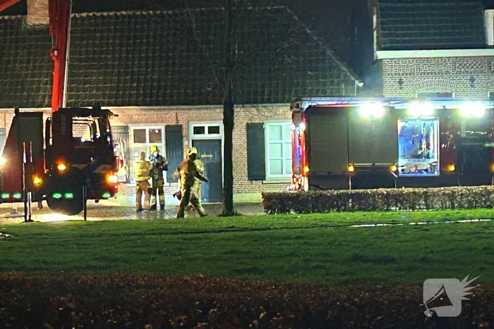 Brandweer veegt schoorsteen na brand