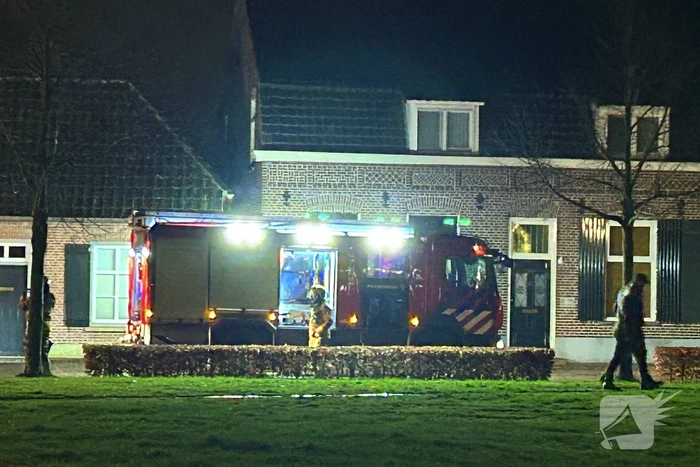 Brandweer veegt schoorsteen na brand