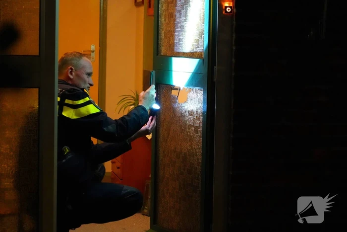 Explosief beschadigd voordeur van een woning, politie doet onderzoek