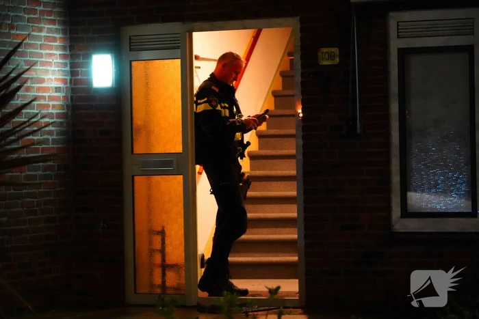 Explosief beschadigd voordeur van een woning, politie doet onderzoek