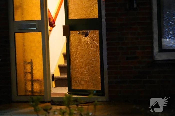 Explosief beschadigd voordeur van een woning, politie doet onderzoek