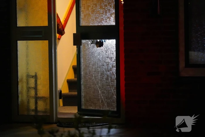 Explosief beschadigd voordeur van een woning, politie doet onderzoek