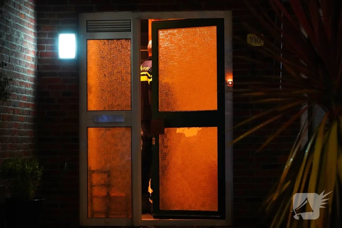 Explosief beschadigd voordeur van een woning, politie doet onderzoek