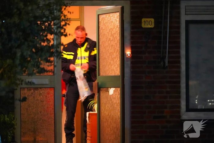 Explosief beschadigd voordeur van een woning, politie doet onderzoek