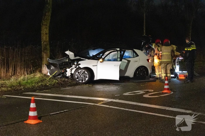 Persoon zwaargewond bij eenzijdige botsing