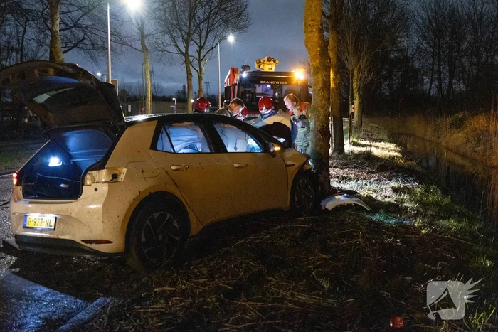 Persoon zwaargewond bij eenzijdige botsing
