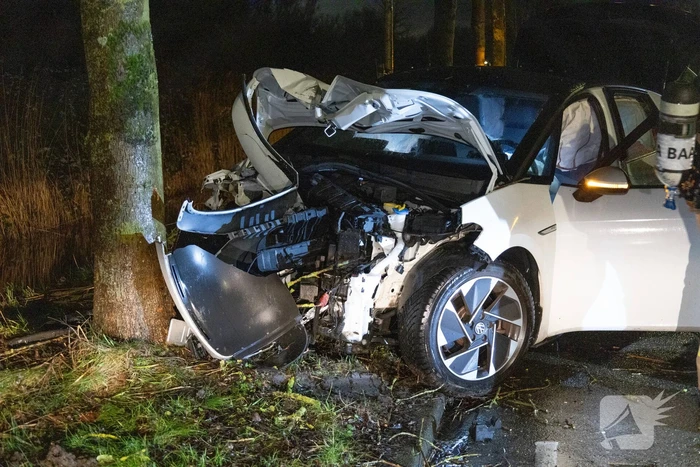 Persoon zwaargewond bij eenzijdige botsing