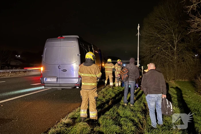 Bestuurder blust beginnende brand in bestelbus