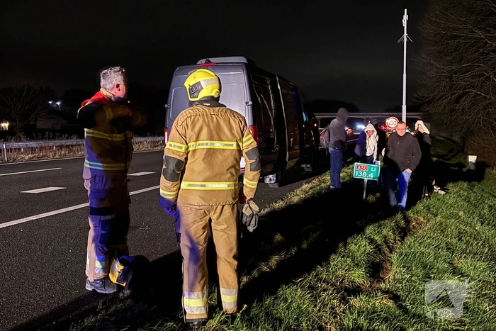 Bestuurder blust beginnende brand in bestelbus