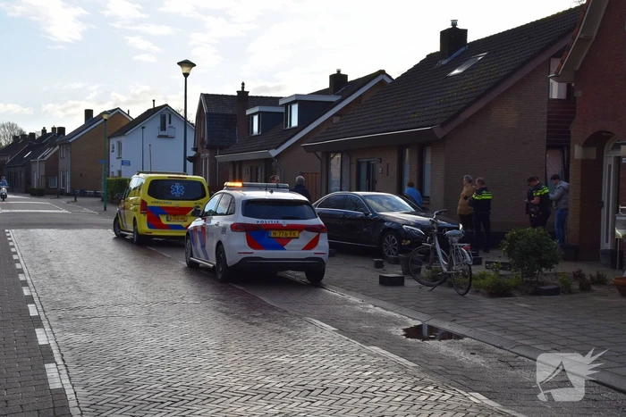 Automobilist eindigt in voortuin van woning