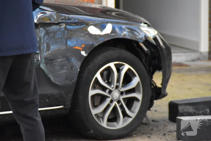 Automobilist eindigt in voortuin van woning