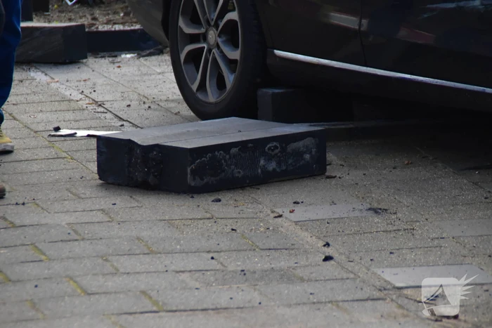 Automobilist eindigt in voortuin van woning