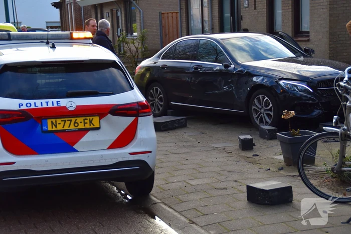 Automobilist eindigt in voortuin van woning