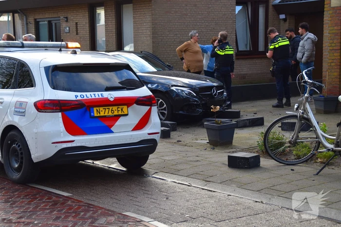 Automobilist eindigt in voortuin van woning