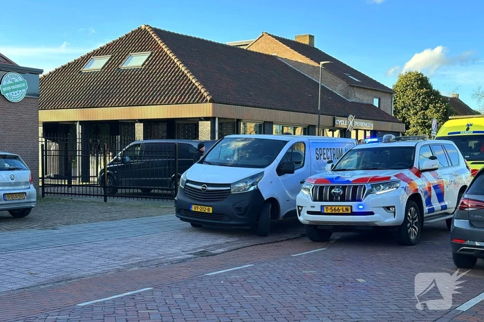 Bestuurder bestelbus rijdt kind op fiets aan