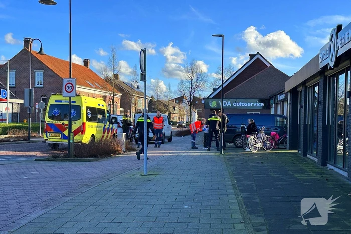 Bestuurder bestelbus rijdt kind op fiets aan