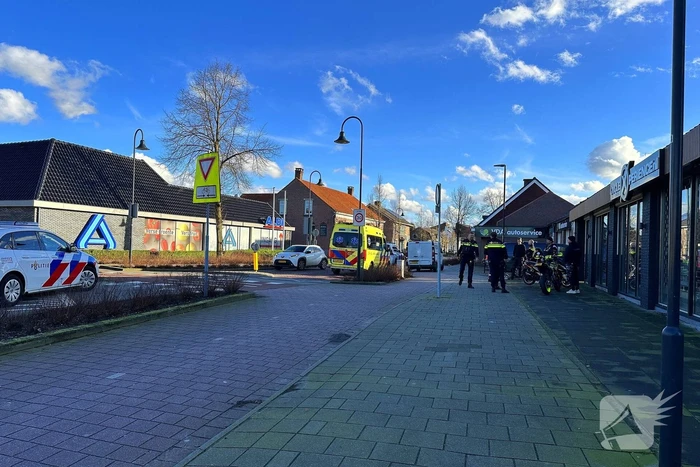 Bestuurder bestelbus rijdt kind op fiets aan