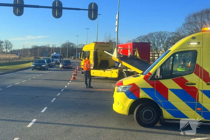Twee auto's botsen op kruipunt