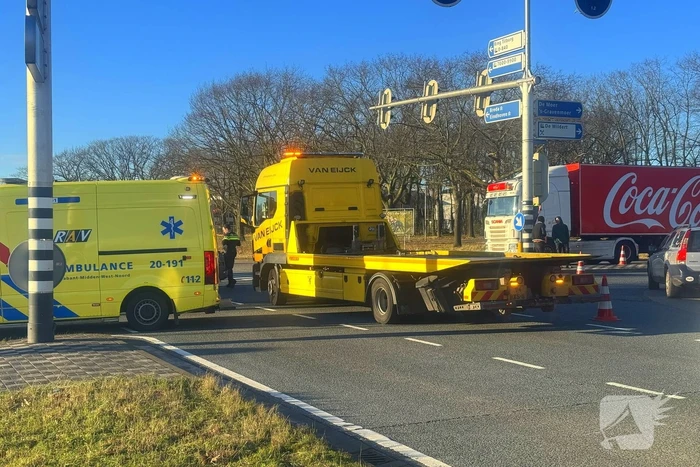 Twee auto's botsen op kruipunt