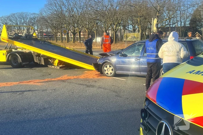 Twee auto's botsen op kruipunt
