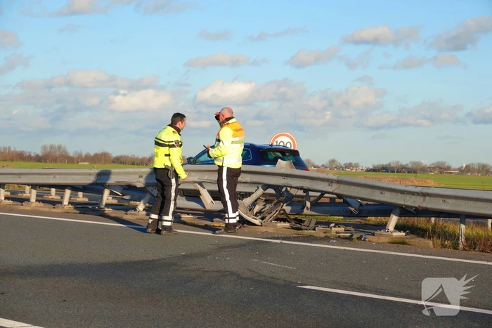 Automobilist knalt tegen vangrail