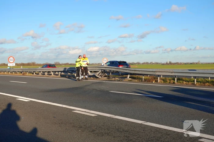 Automobilist knalt tegen vangrail