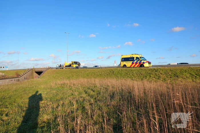Automobilist knalt tegen vangrail
