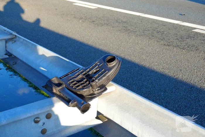 Automobilist knalt tegen vangrail