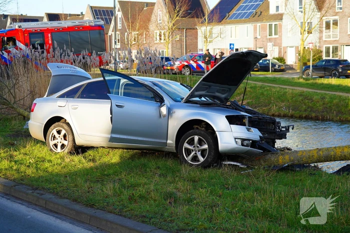 Flinke schade nadat automobilist op boom botst