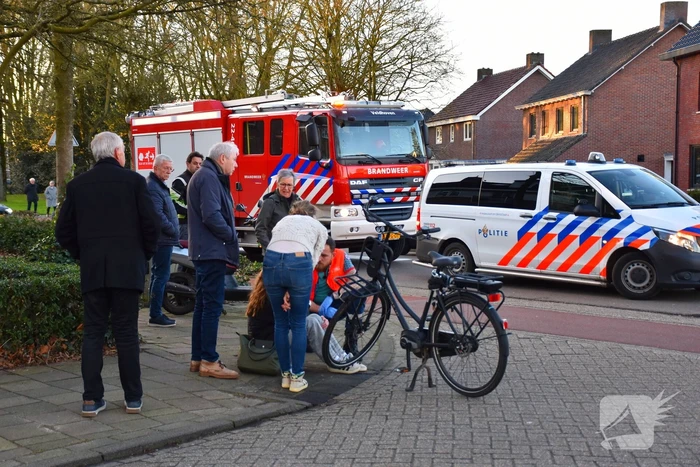 Vrouw op driewieler gewond bij botsing