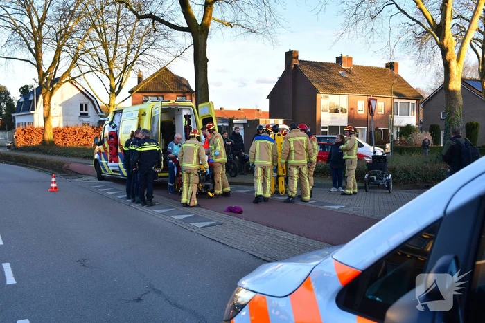 Vrouw op driewieler gewond bij botsing