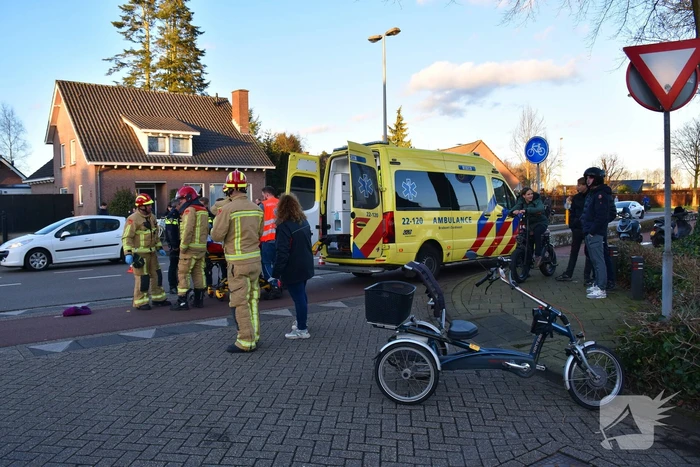 Vrouw op driewieler gewond bij botsing