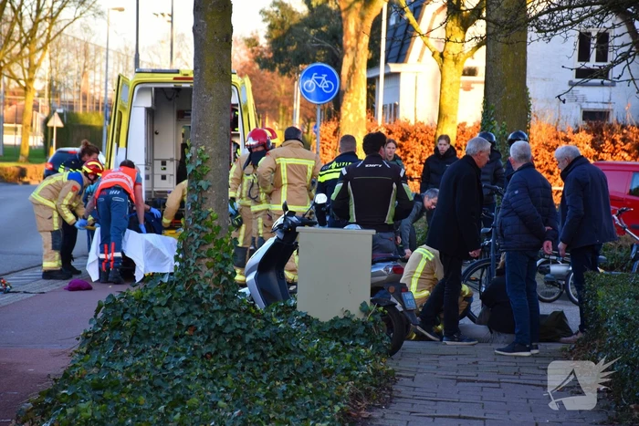 Vrouw op driewieler gewond bij botsing