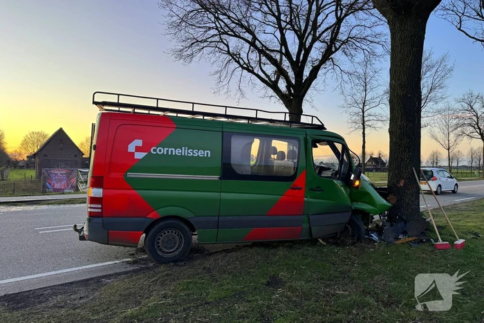 Bestelbus botst op boom naar uitwijkmanoeuvre