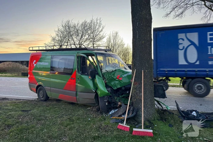 Bestelbus botst op boom naar uitwijkmanoeuvre