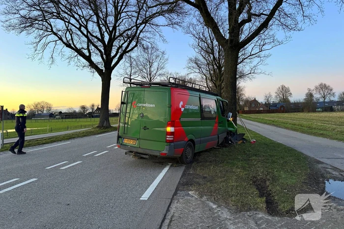 Bestelbus botst op boom naar uitwijkmanoeuvre