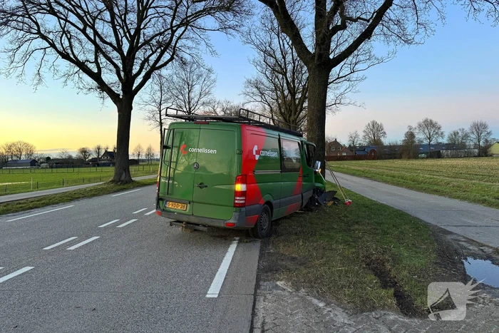 Bestelbus botst op boom naar uitwijkmanoeuvre