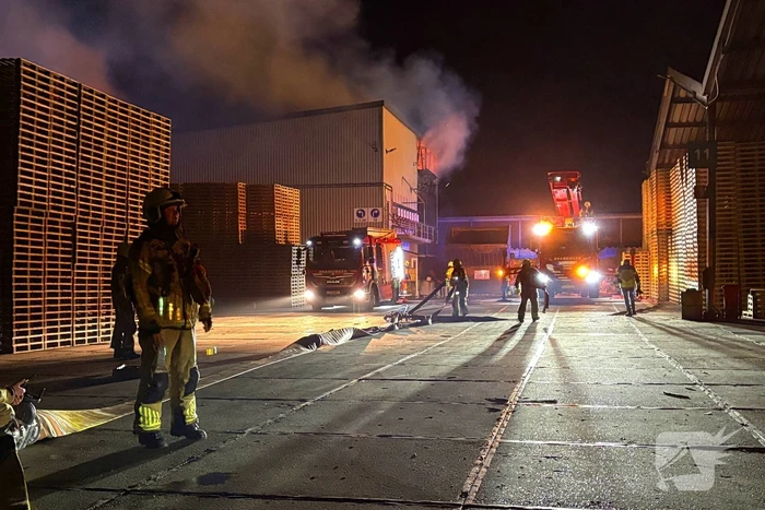 Zeer grote uitslaande brand bij bedrijfspand
