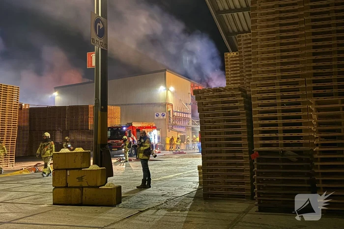 Zeer grote uitslaande brand bij bedrijfspand