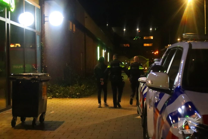 Twee personen aangehouden bij woning boven winkelcentrum