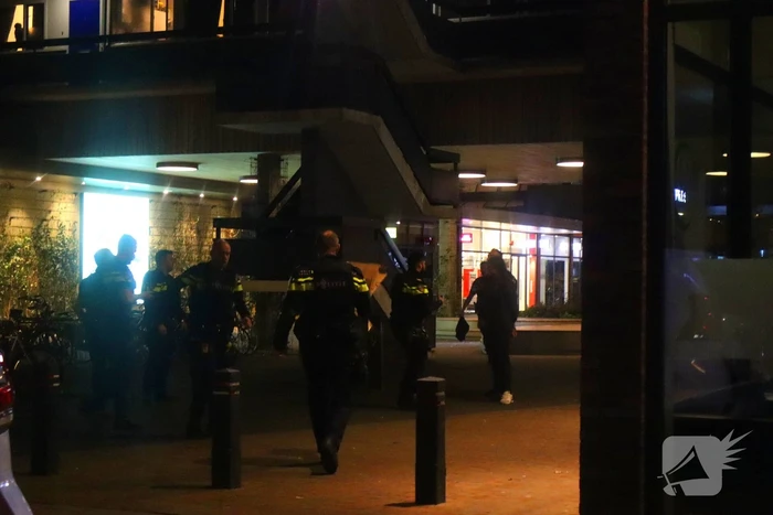 Twee personen aangehouden bij woning boven winkelcentrum