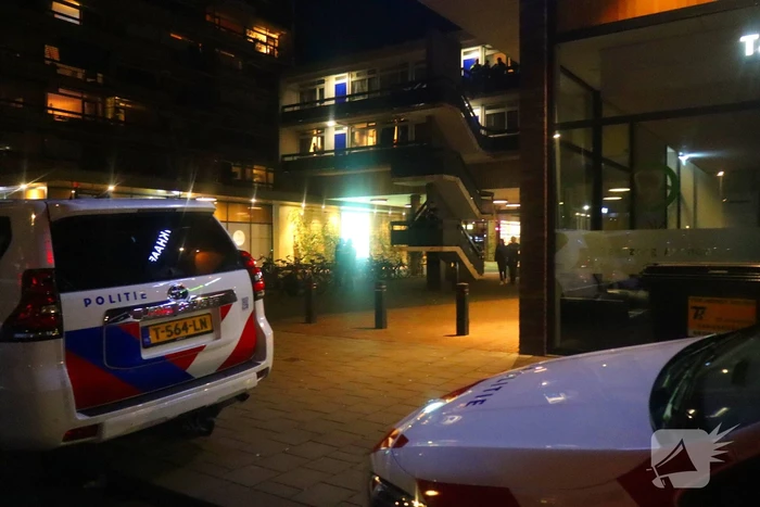 Twee personen aangehouden bij woning boven winkelcentrum