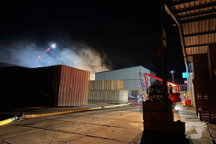 Zeer grote uitslaande brand bij bedrijfspand