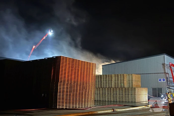 Zeer grote uitslaande brand bij bedrijfspand